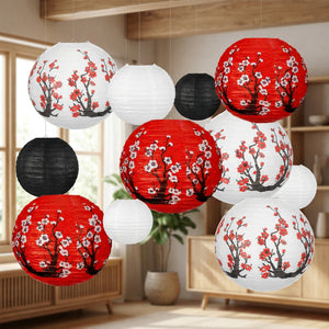 Lanternes japonaises en papier suspendues dans un salon chaleureux