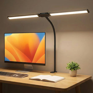 Lampe de bureau LED double tête noire à pince fixée sur un bureau en bois
