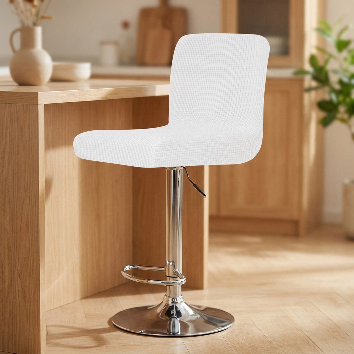 Housse de chaise de bar en jacquard texturé coloris blanc sur un tabouret