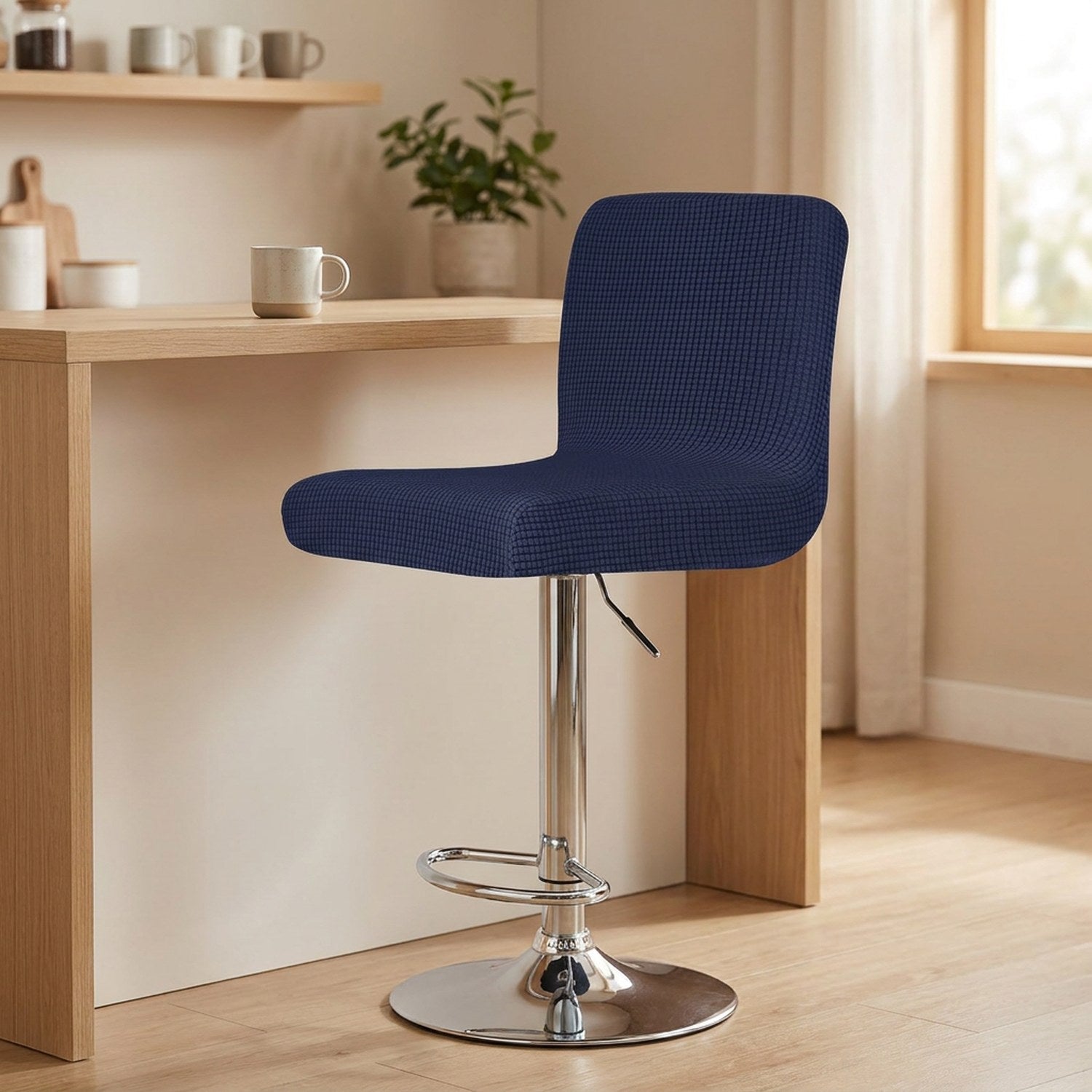Housse de chaise de bar en jacquard texturé coloris bleu foncé sur un tabouret