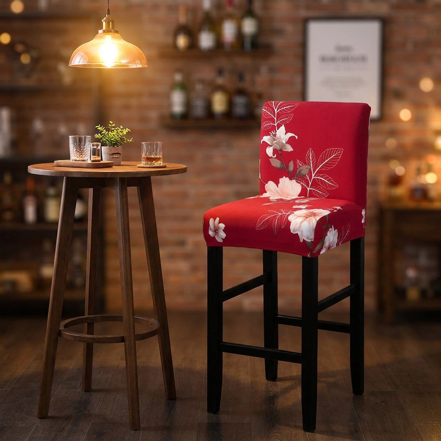 Housse de chaise de bar extensible fleurie dans un coin bar ambiance chaleureuse