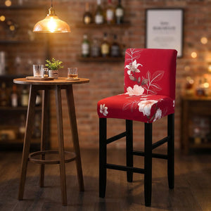 Housse de chaise de bar extensible fleurie dans un coin bar ambiance chaleureuse