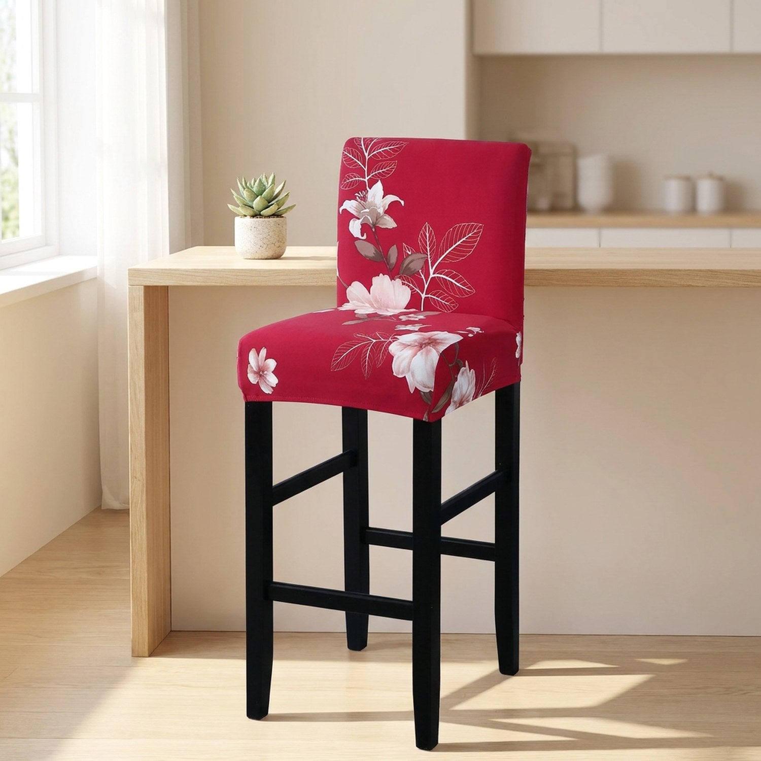 Housse de chaise de bar extensible fleurie dans une cuisine lumineuse avec plante