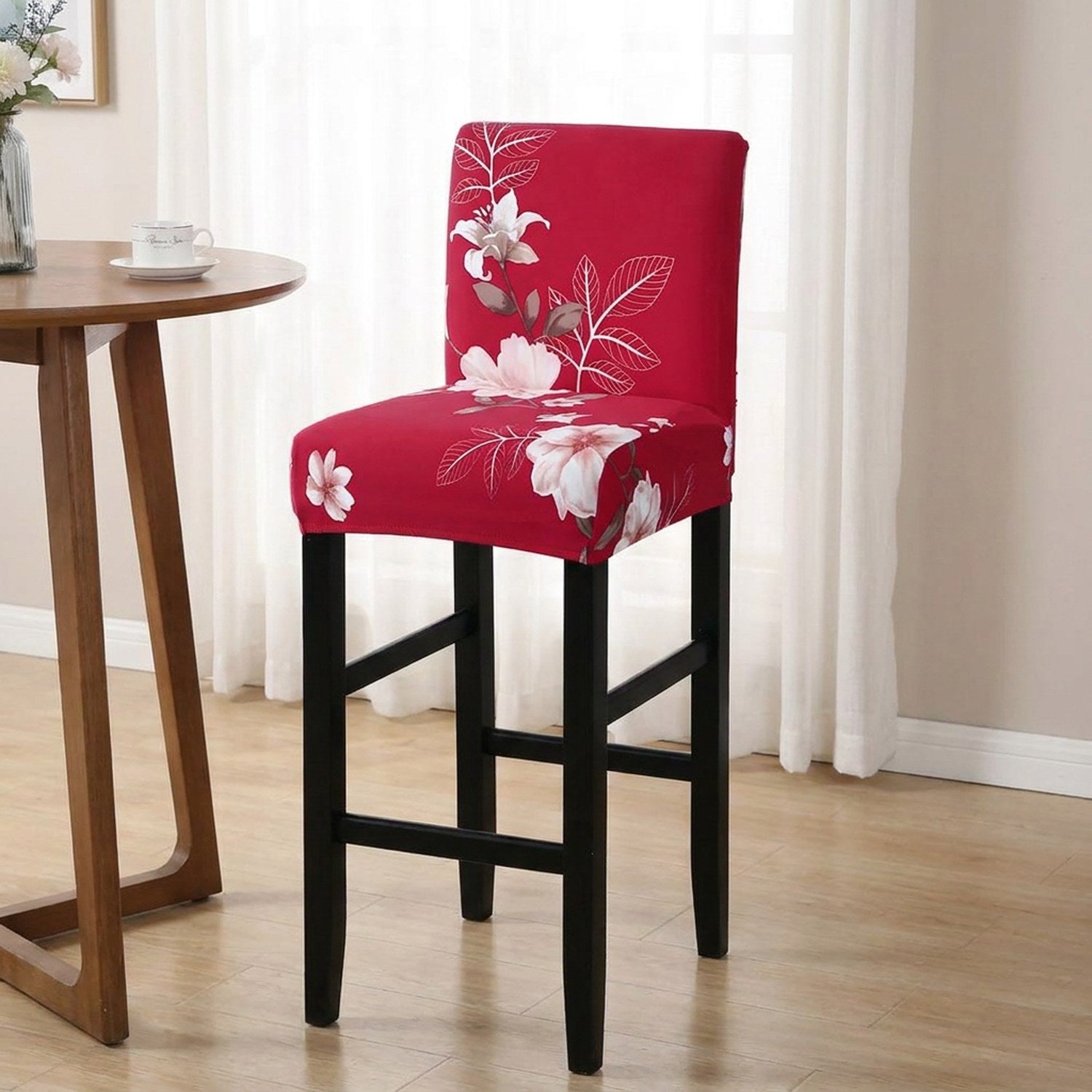 Housse de chaise de bar extensible fleurie dans une salle à manger douce avec rideaux voilage