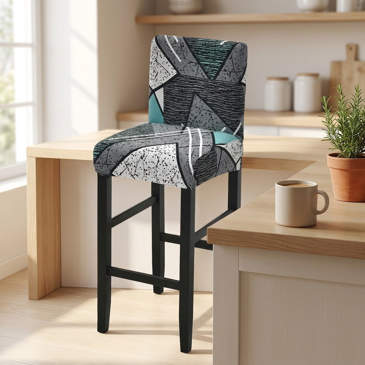 Housse de chaise de bar extensible à motif géométrique dans une cuisine lumineuse avec plante