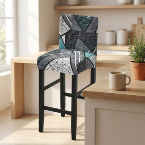 Housse de chaise de bar extensible à motif géométrique dans une cuisine lumineuse avec plante