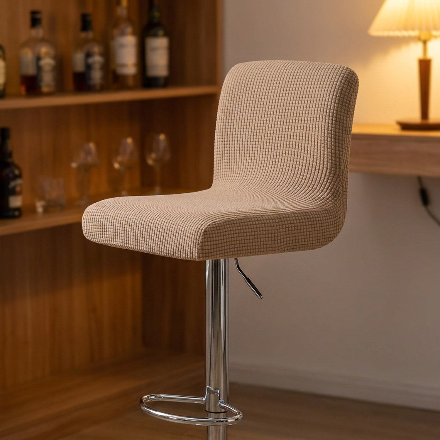 Tabouret de bar avec housse beige dans un coin bar chaleureux aux étagères en bois