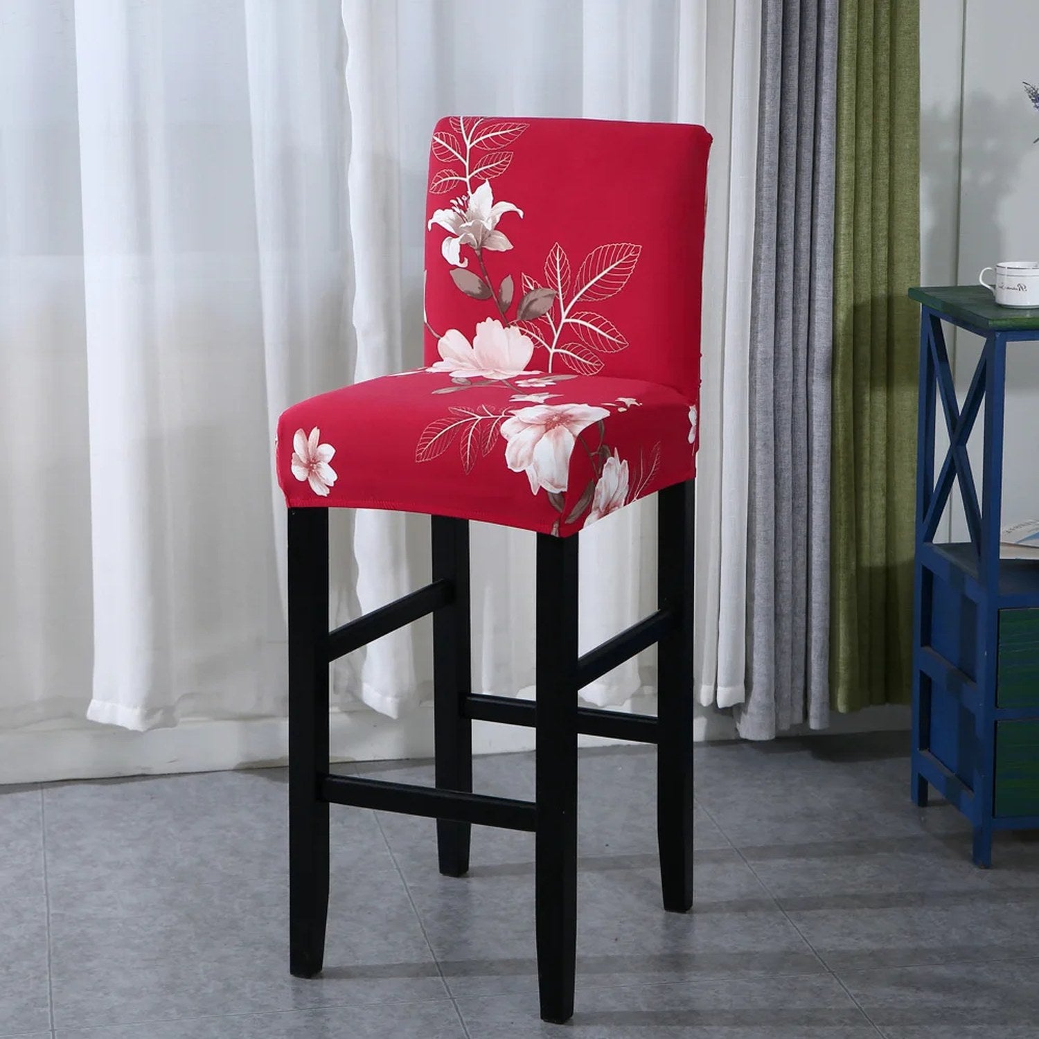 Housse de chaise de bar motif fleurs roses sur rouge vue du tissu extensible