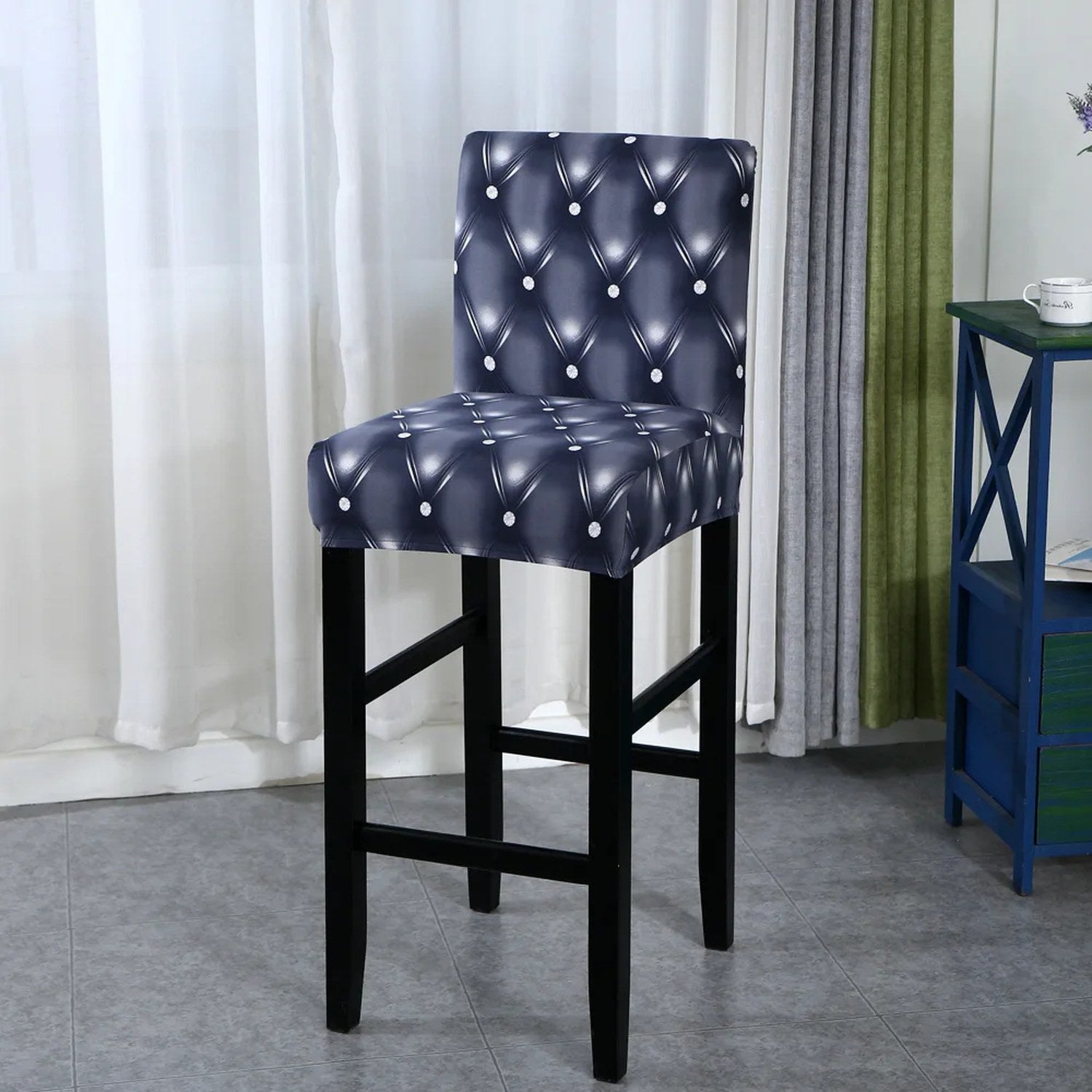 Housse de chaise de bar motif capitonné bleu nuit vue du tissu extensible