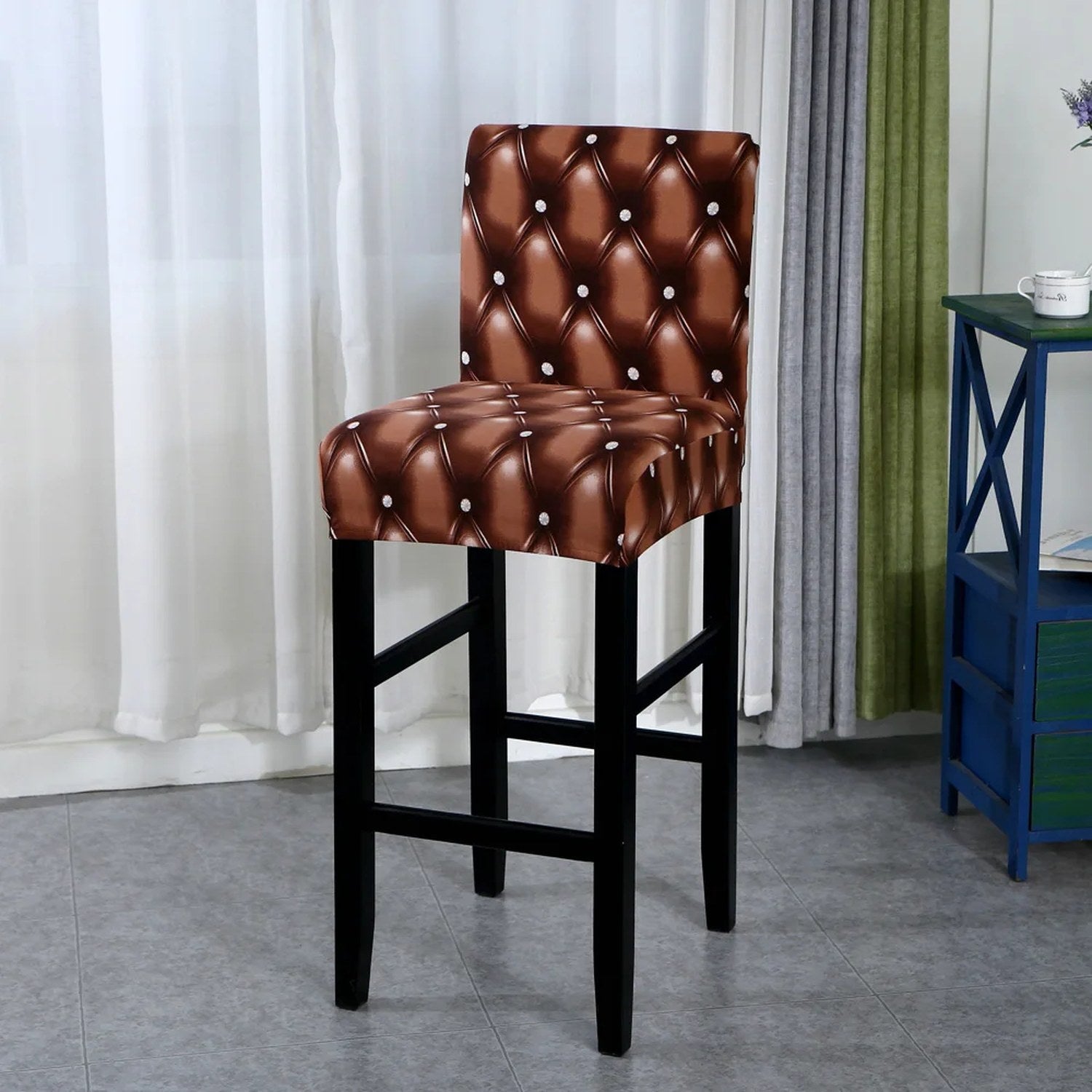 Housse de chaise de bar motif capitonné cognac vue du tissu extensible