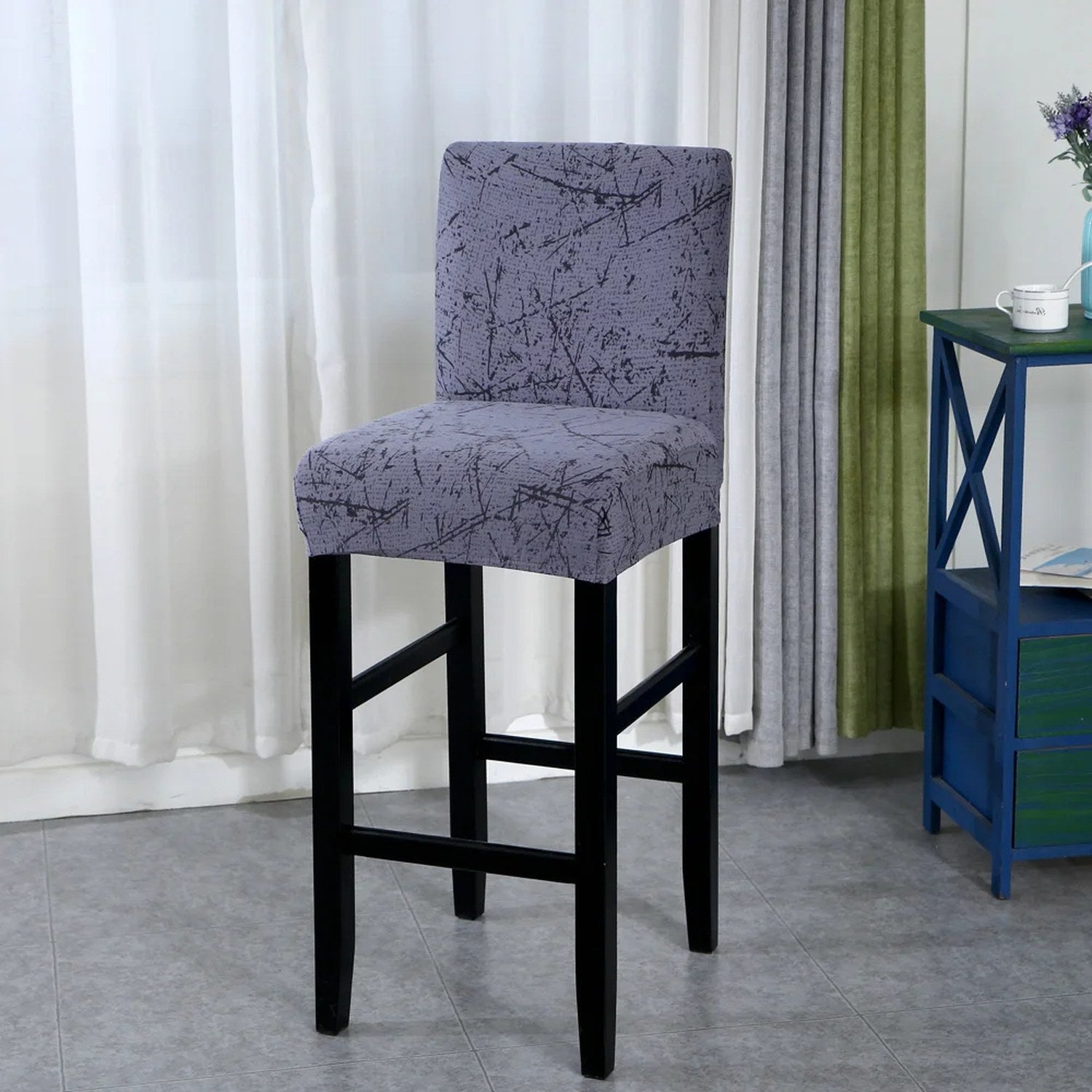 Housse de chaise de bar motif marbré gris vue du tissu extensible