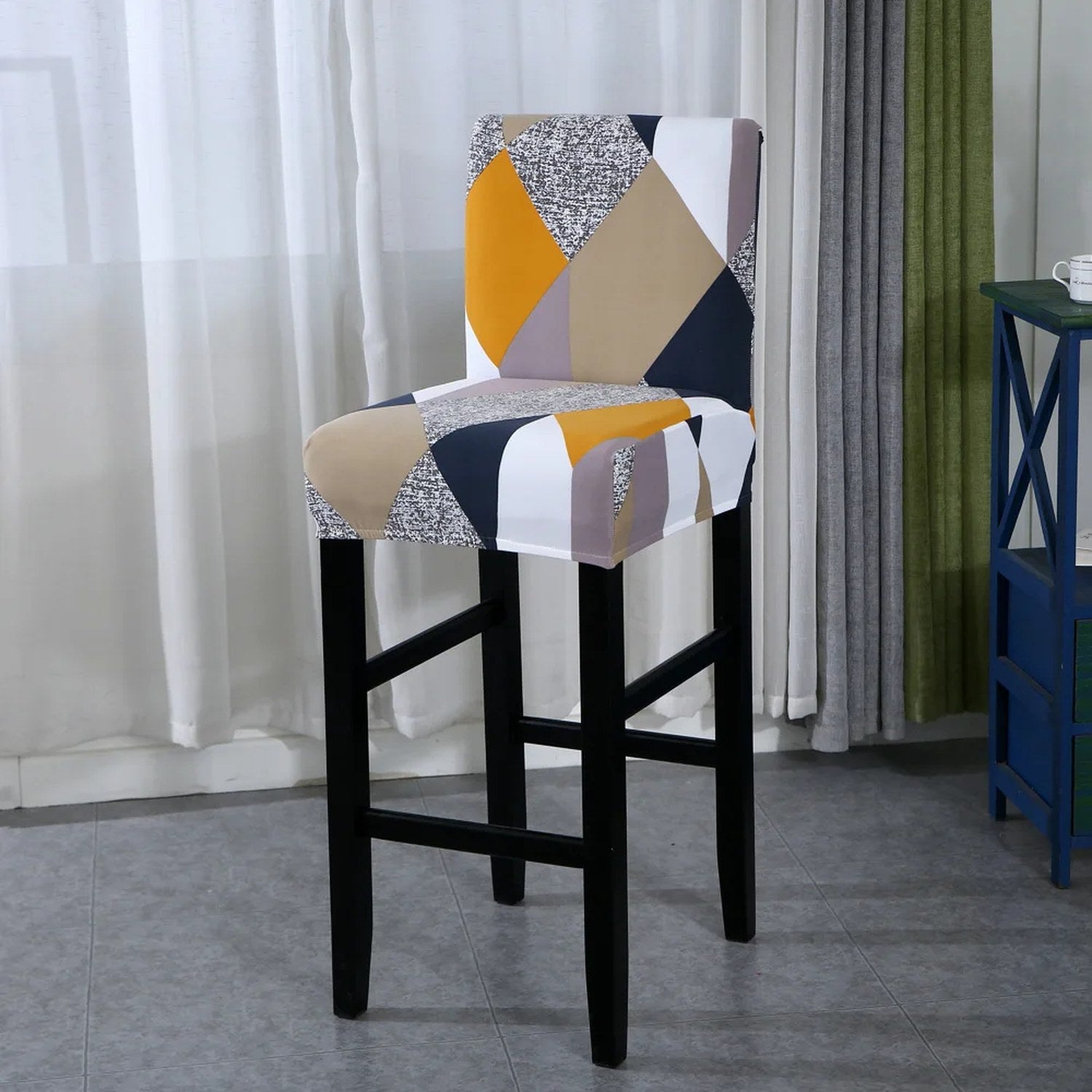 Housse de chaise de bar motif triangles bleu et camel vue du tissu extensible