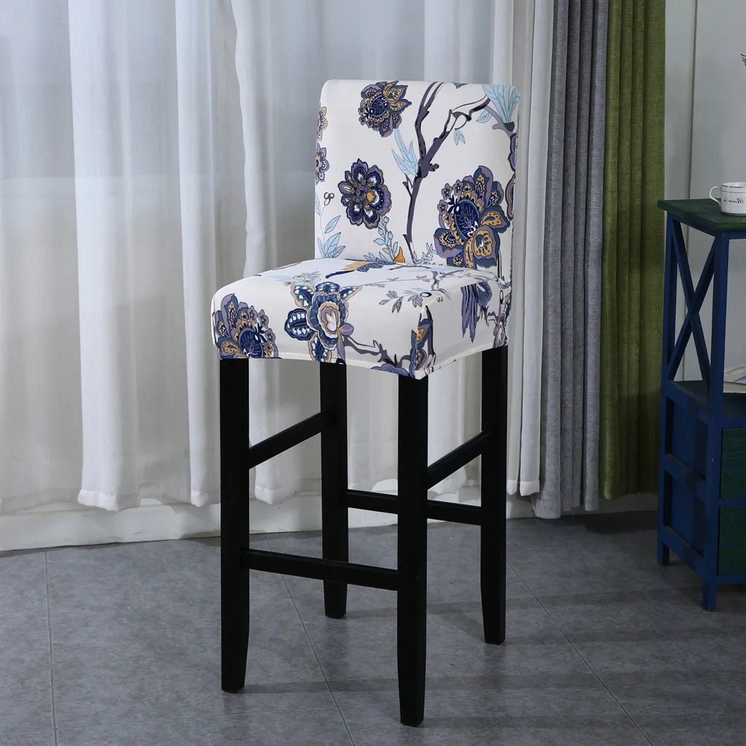Housse de chaise de bar motif fleurs bleu et blanc vue du tissu extensible