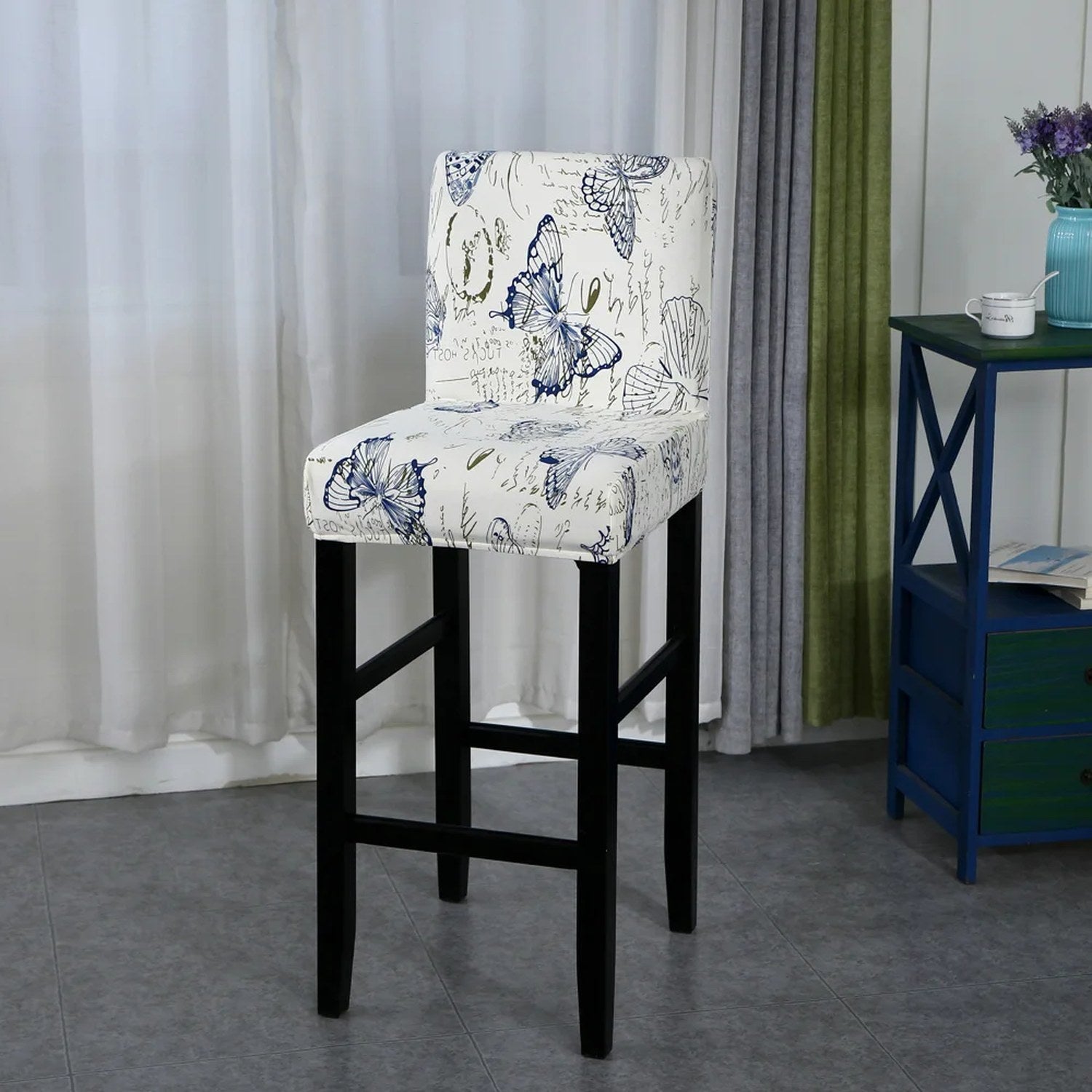 Housse de chaise de bar motif fleurs et papillons bleu vue du tissu extensible