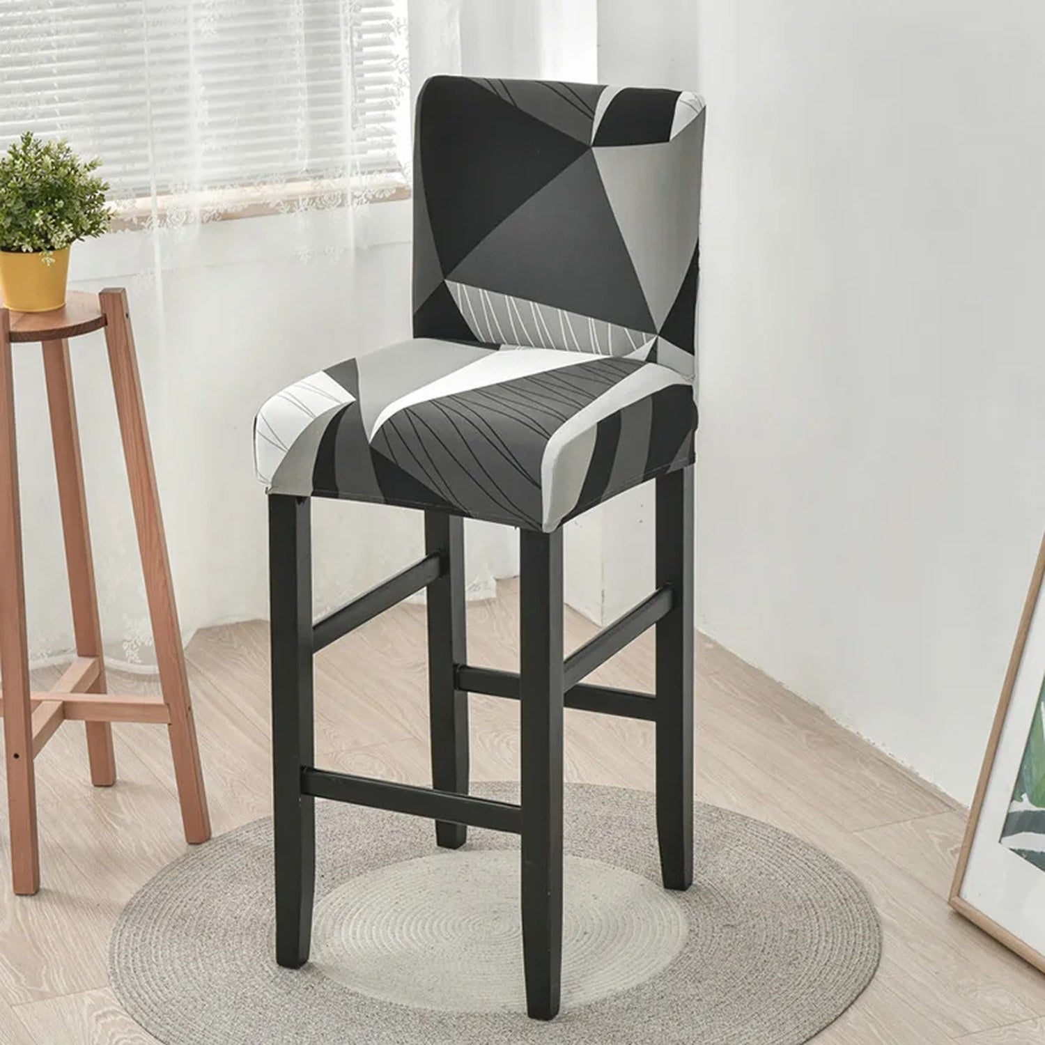Housse de chaise de bar motif triangles noir et blanc vue du tissu extensible