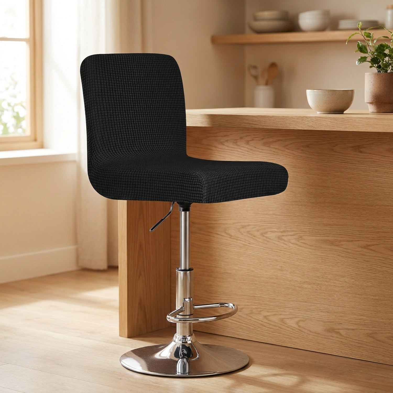 Housse de chaise de bar en jacquard texturé coloris noir sur un tabouret