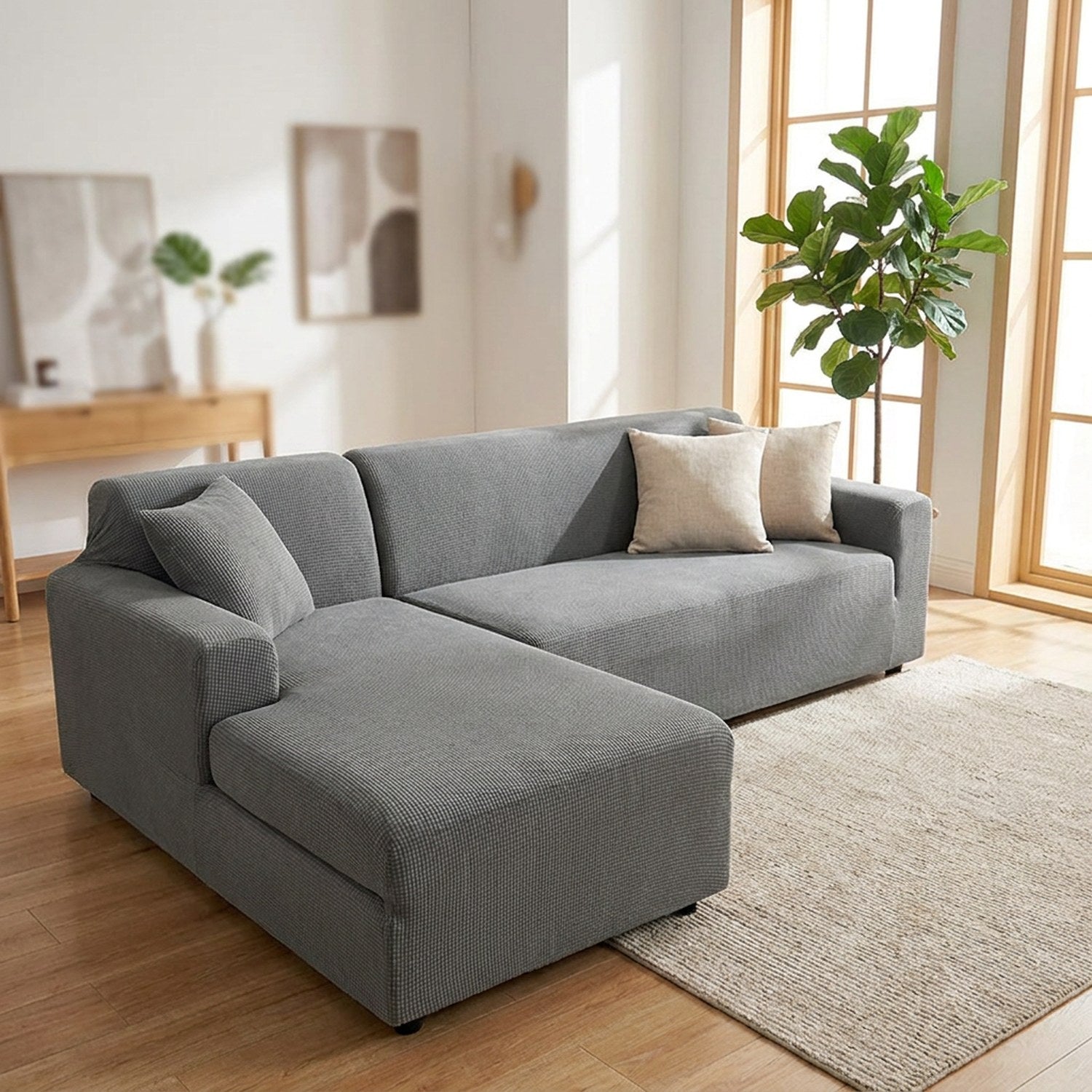 Housse de canapé grise sur un canapé d'angle sectionnel dans un salon moderne