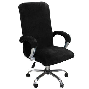 Housse de chaise de bureau noire installee sur une chaise pivotante