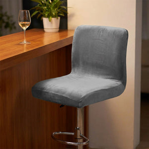 Chaise de bar habillée d une housse velours gris au comptoir