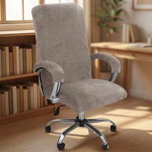 Housse de chaise de bureau taupe installee pres d une bibliotheque en bois