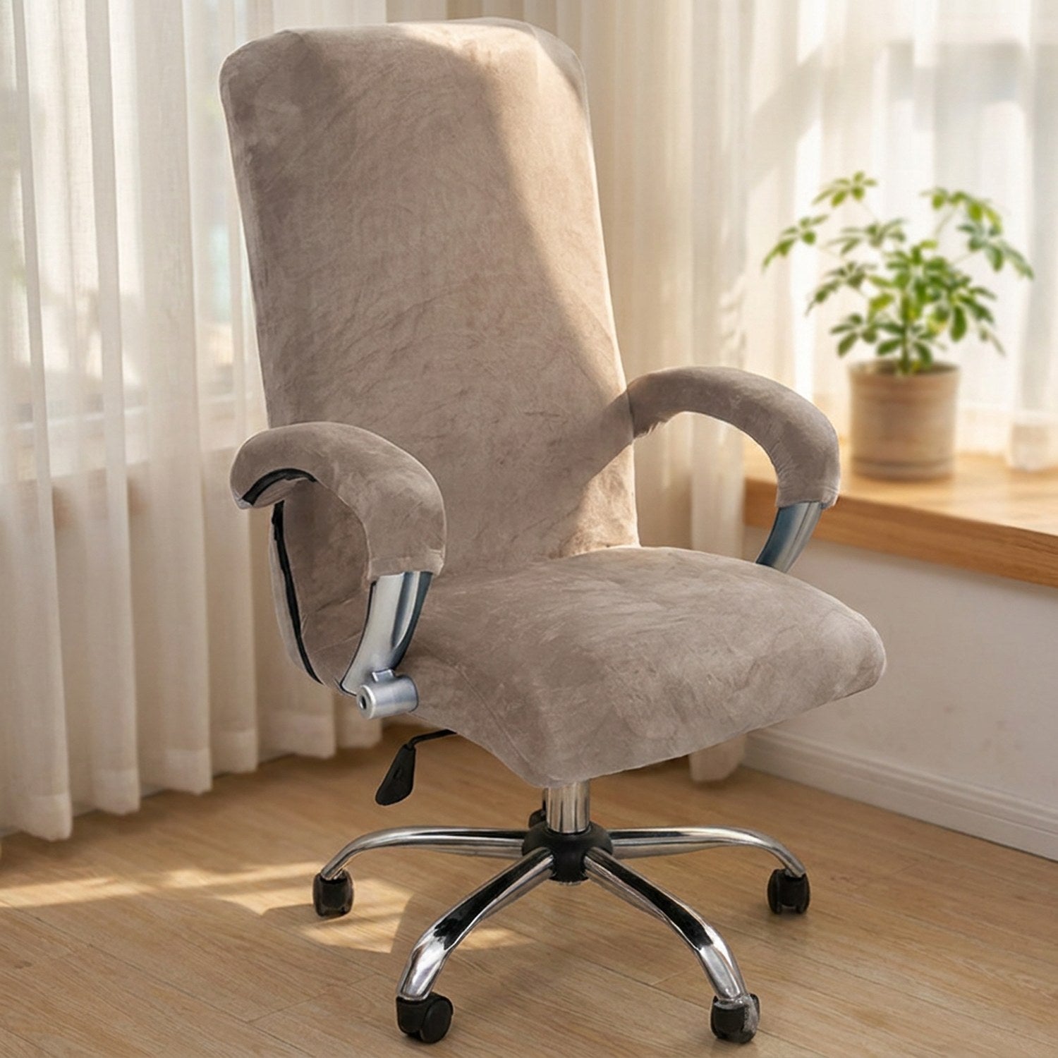 Housse de chaise de bureau taupe pres d une fenetre avec voilage et plante verte