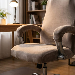 Gros plan sur l accoudoir et l assise en velours taupe de la housse de chaise