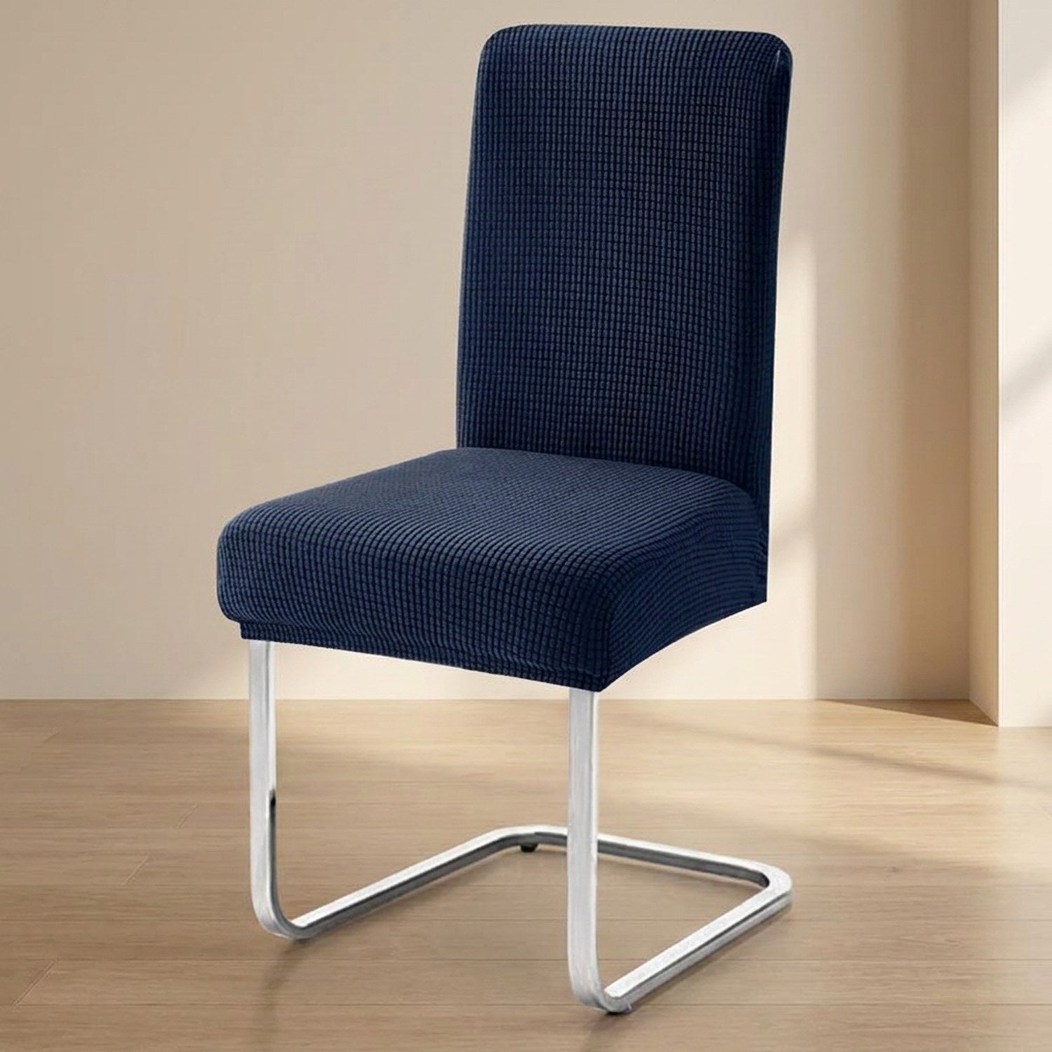 Housse de chaise extensible en maille jacquard Bleu marine sur une chaise de salle à manger