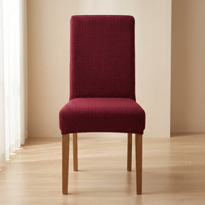 Housse de chaise extensible en maille jacquard Bordeaux sur une chaise de salle à manger