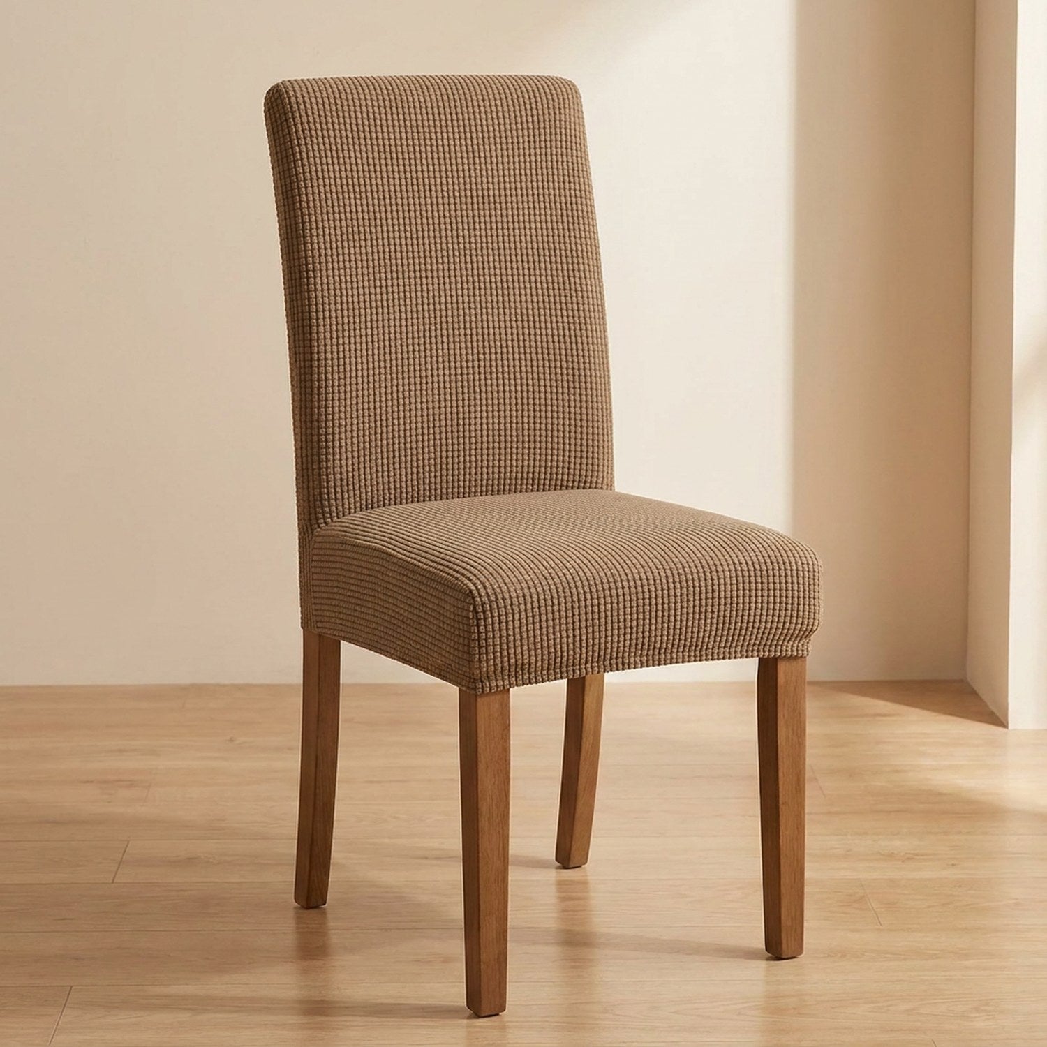 Housse de chaise extensible en maille jacquard Camel sur une chaise de salle à manger