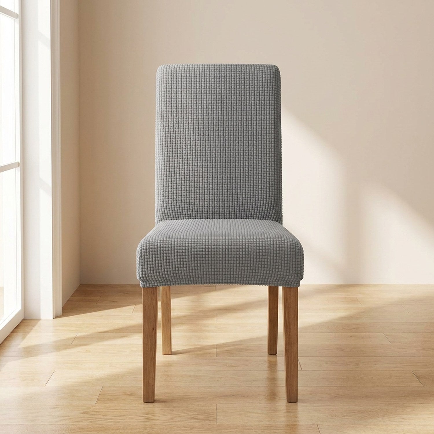Housse de chaise extensible en maille jacquard Gris clair sur une chaise de salle à manger