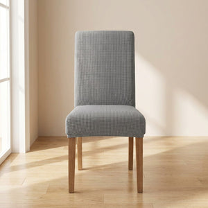 Housse de chaise extensible en maille jacquard Gris clair sur une chaise de salle à manger