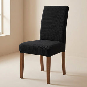 Housse de chaise extensible en maille jacquard Noir sur une chaise de salle à manger