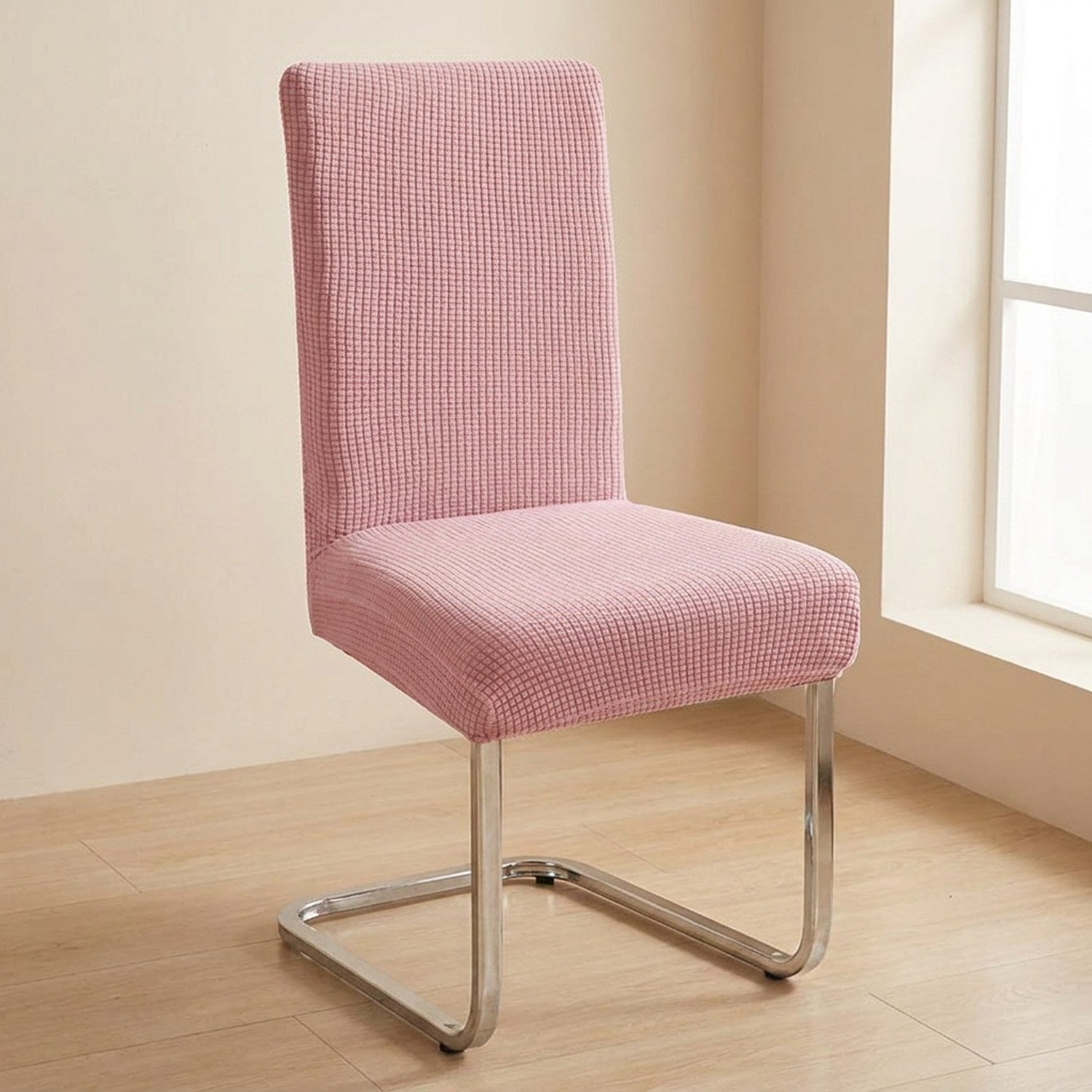 Housse de chaise extensible en maille jacquard Rose sur une chaise de salle à manger