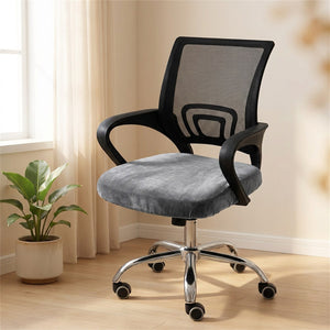 Chaise de bureau avec housse d'assise en velours gris pres d'une fenetre
