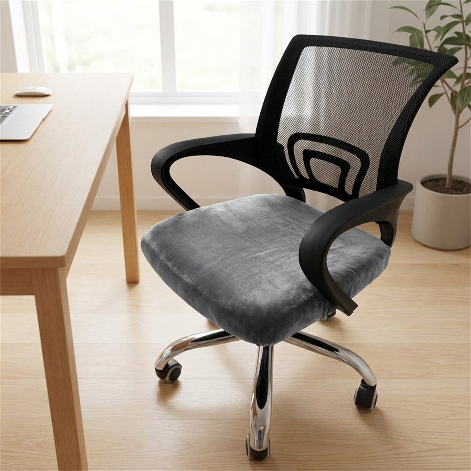 Housse de chaise de bureau en velours gris installée sur l'assise d'un fauteuil