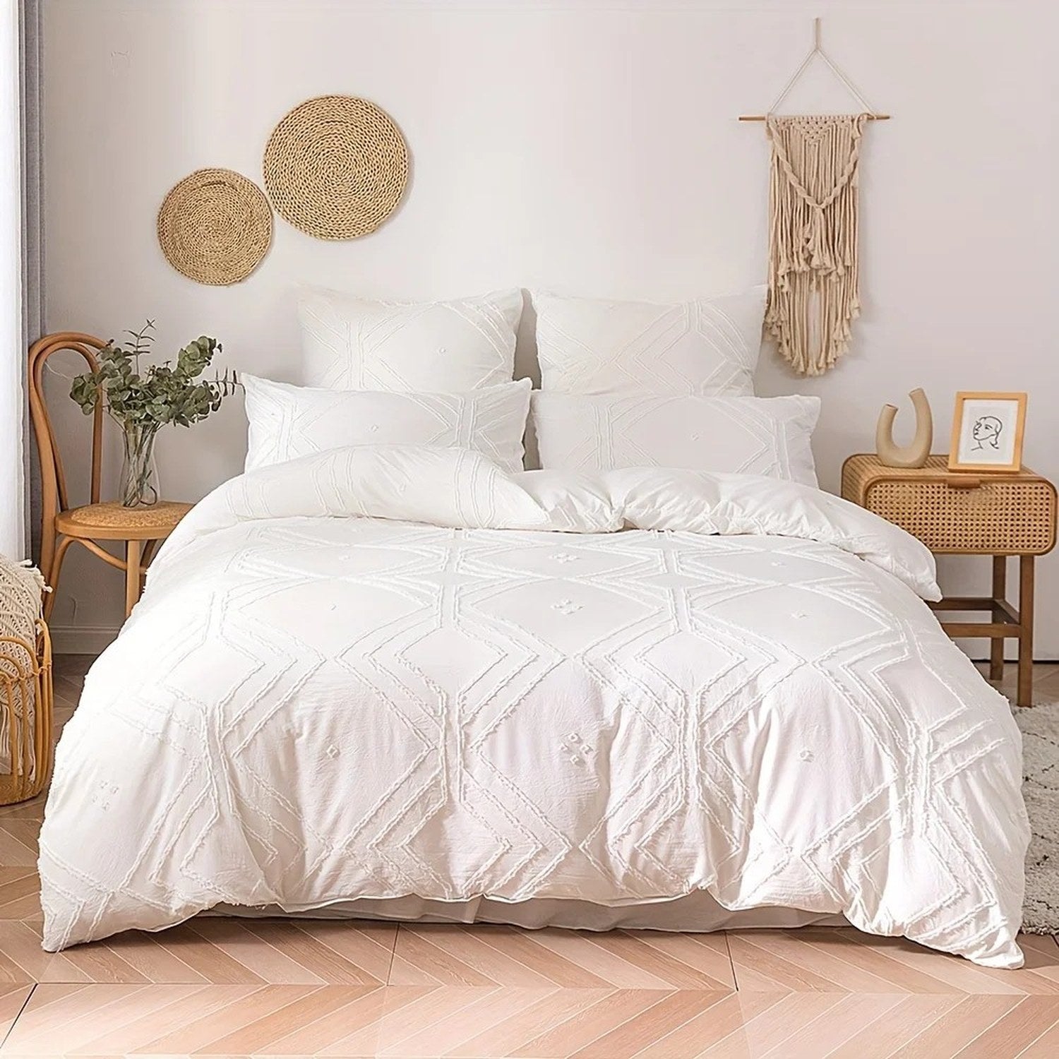 Housse de couette bohème blanche capitonnée posée sur un lit avec coussins assortis