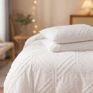 Housse de couette bohème coloris blanc avec motif grille capitonnée en gros plan
