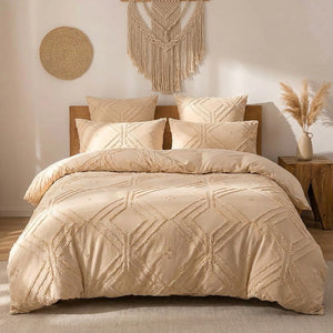 Housse de couette bohème beige capitonnée dans une chambre avec suspension murale en macramé