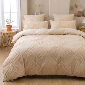 Housse de couette bohème beige capitonnée dans une chambre lumineuse avec table en rotin