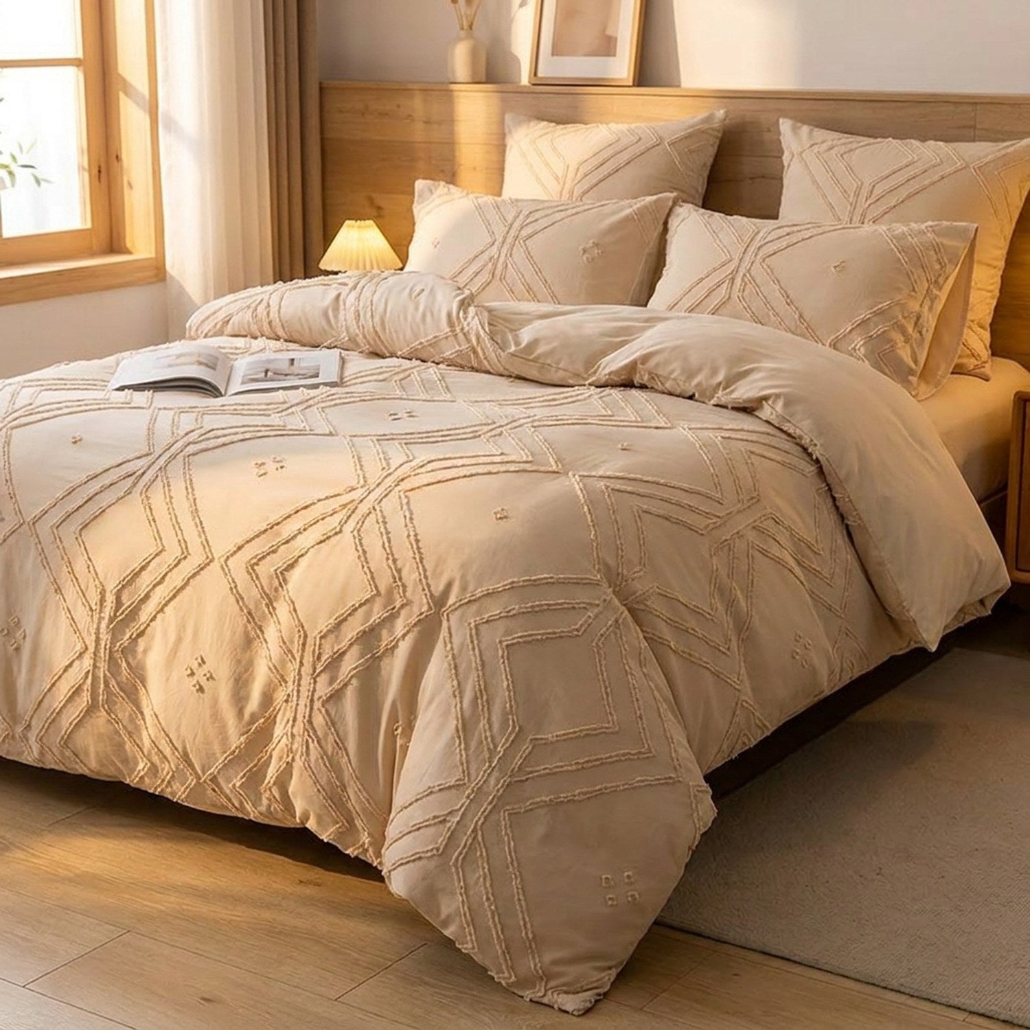 Housse de couette bohème beige capitonnée vue de trois quarts avec tête de lit en bois