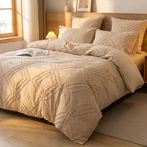 Housse de couette bohème beige capitonnée vue de trois quarts avec tête de lit en bois