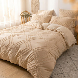 Housse de couette bohème beige capitonnée avec motif grille géométrique sur un lit fait dans une chambre lumineuse