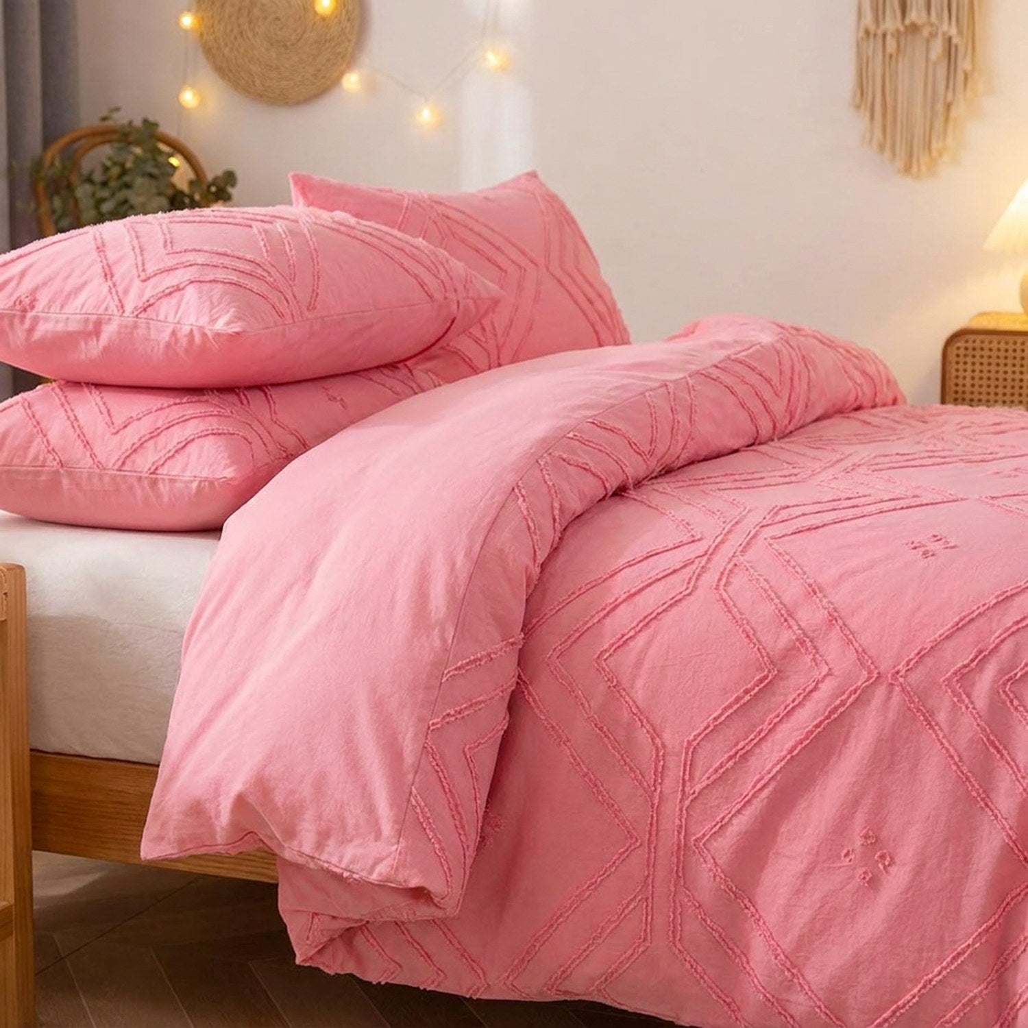 Housse de couette bohème coloris rose avec motif grille capitonnée en gros plan