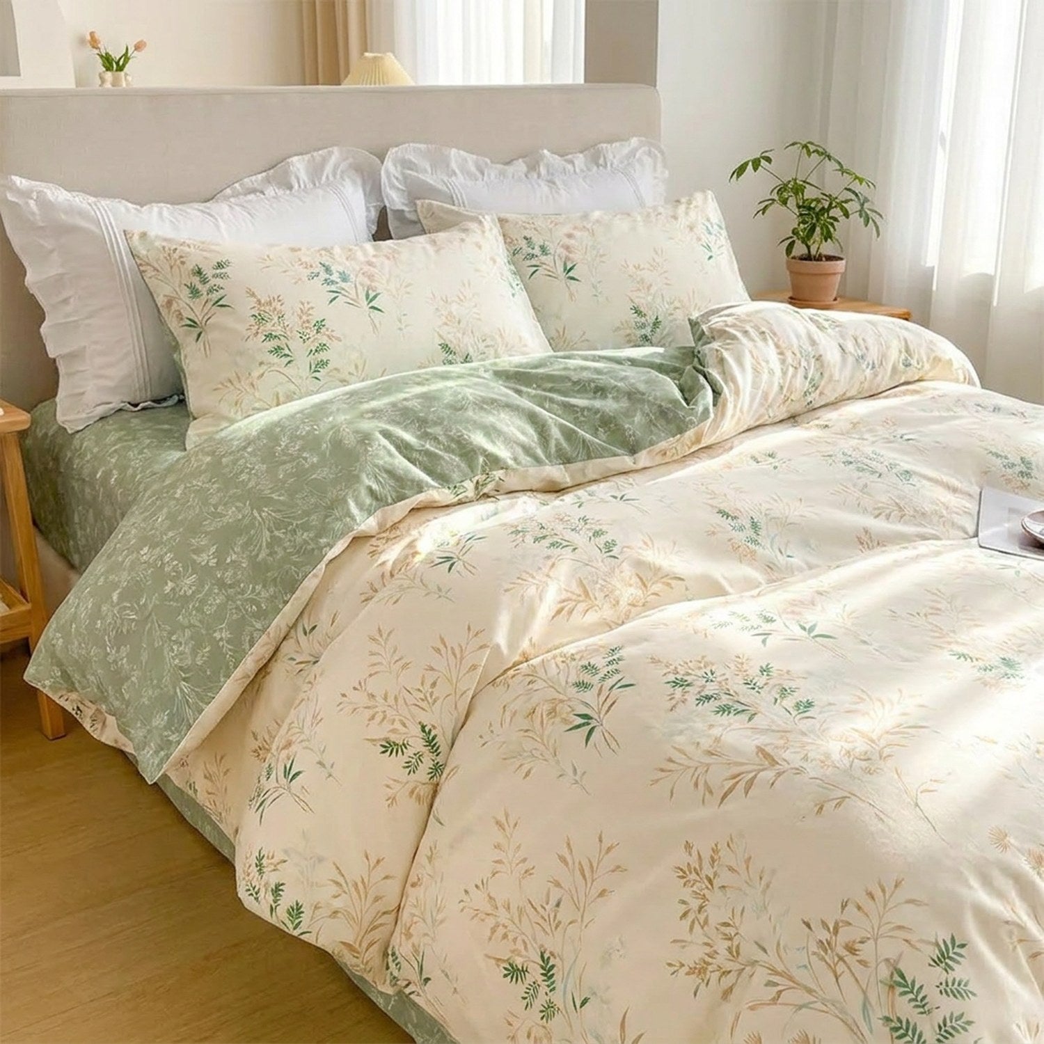 Housse de couette fleurs champêtres installée sur un lit dans une chambre chaleureuse