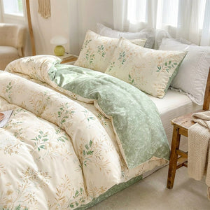 Housse de couette fleurs champêtres dans une chambre lumineuse avec petit tabouret en bois