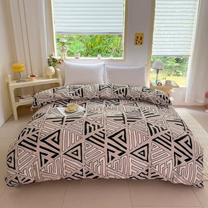 Housse de couette beige motif géométrique posée sur un lit dans une chambre lumineuse avec rideaux blancs