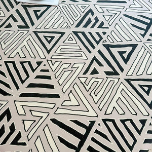 Gros plan sur le tissu de la housse de couette avec motif triangle géométrique dessiné à la main