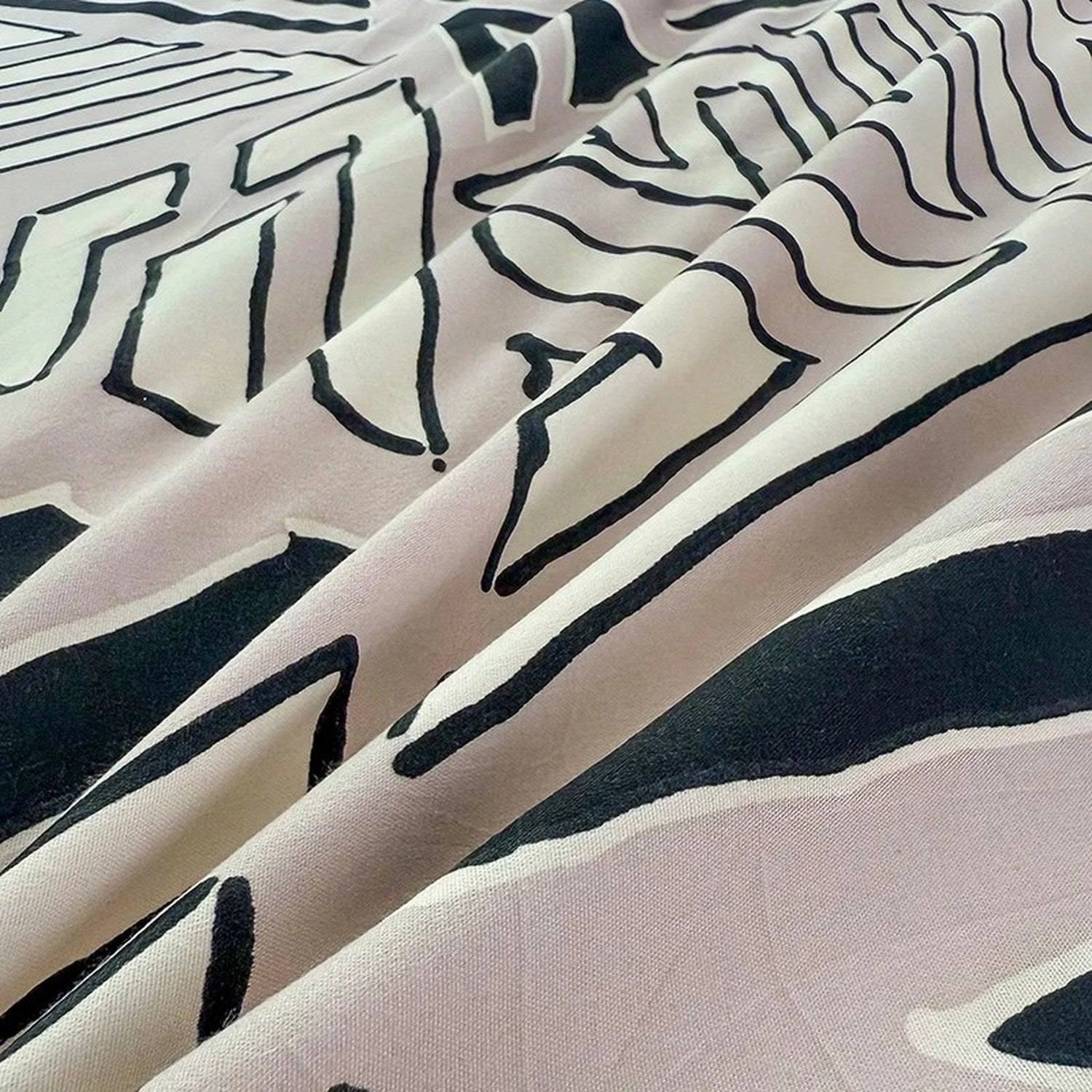 Drapé de la housse de couette en tissu doux avec motif triangle géométrique noir et blanc