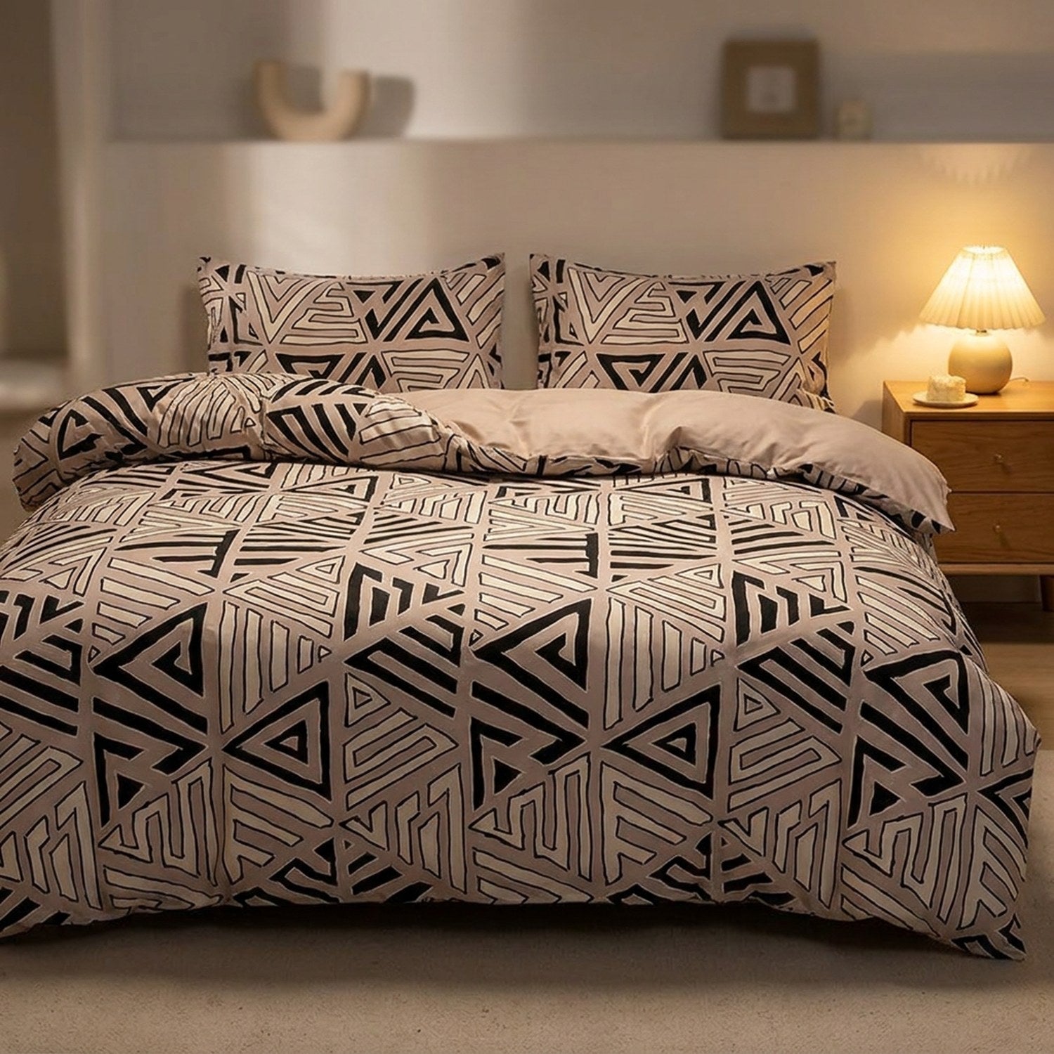 Housse de couette beige motif géométrique sur un lit avec lampe de chevet allumée le soir