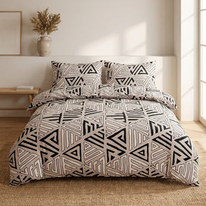 Housse de couette beige motif géométrique dans une chambre lumineuse avec tapis en jonc de mer